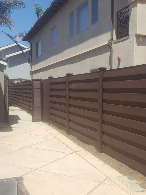 Trex-Horizons-Fencing,-Woodland-Brown-with-Gate | Trex Fencing FDS