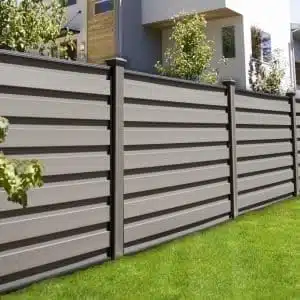 A grey horizontal fence with Trex composite components and FDS Horizons steel frames. 