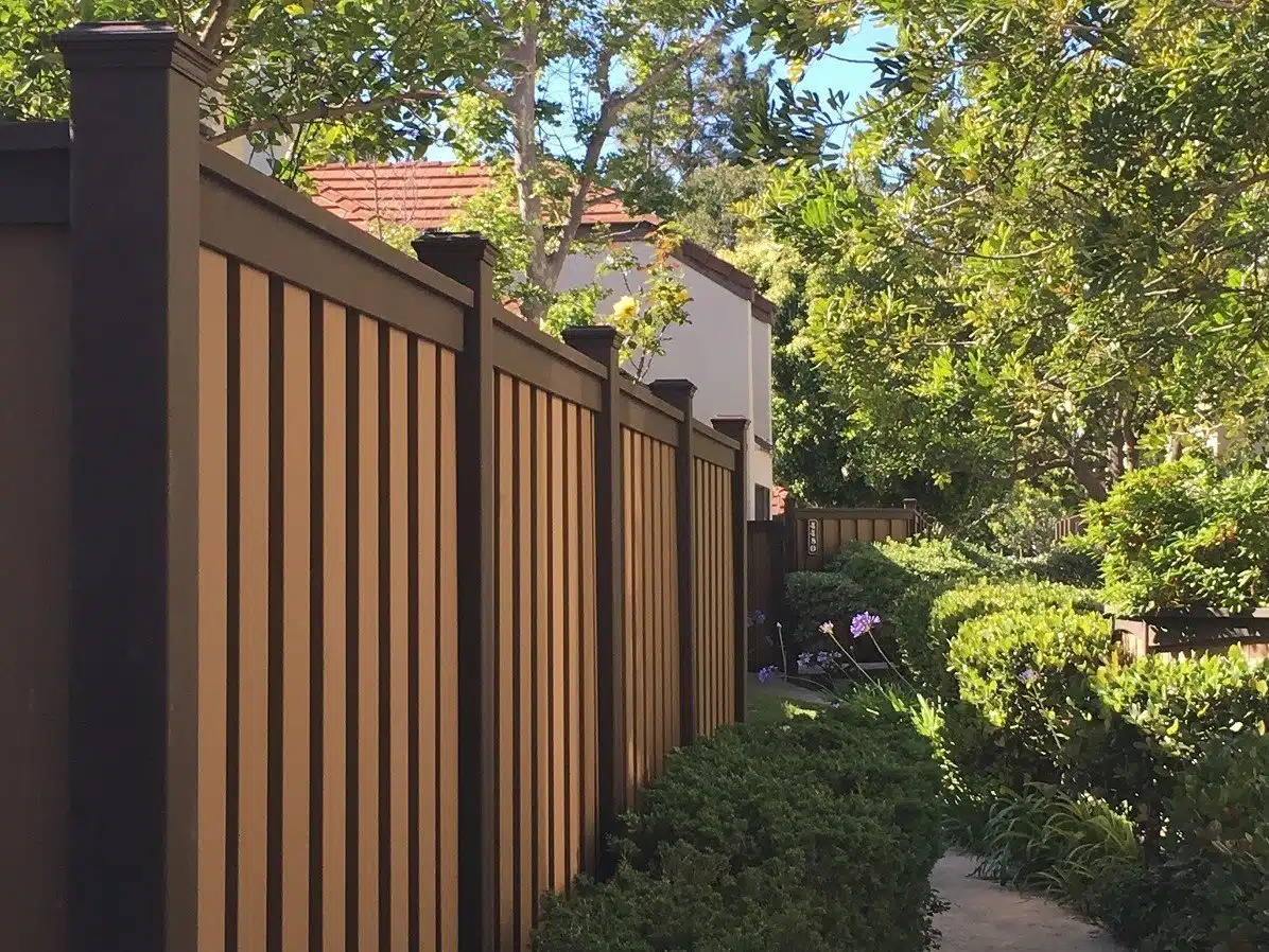 A picture of Trex Fencing at the Emerald Glen HOA in Los Angeles. The Trex post and rail color is Woodland Brown and the interlocking pickets are Saddle color.