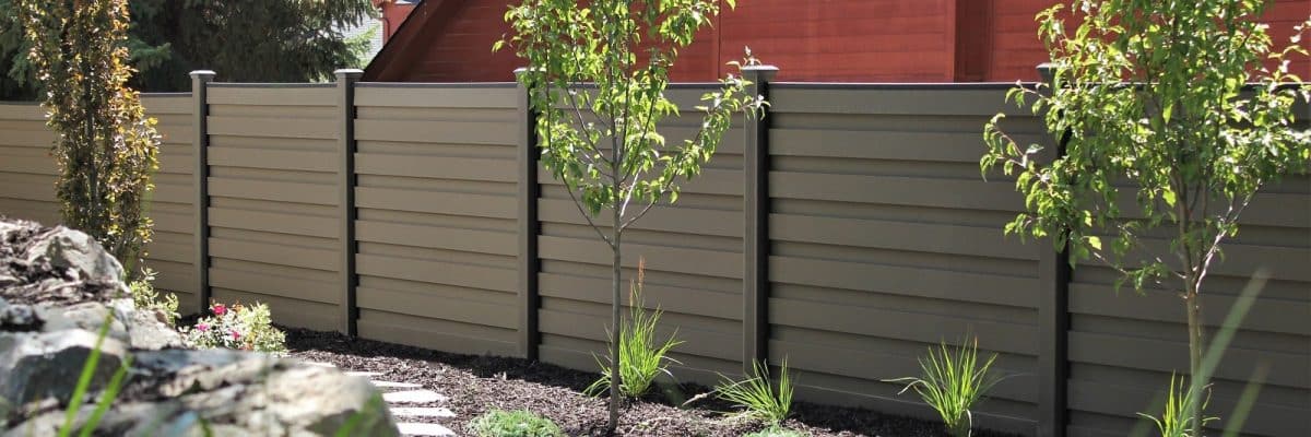 A horizontal Trex fence with a Horizons frame providing a contemporary look to a backyard
