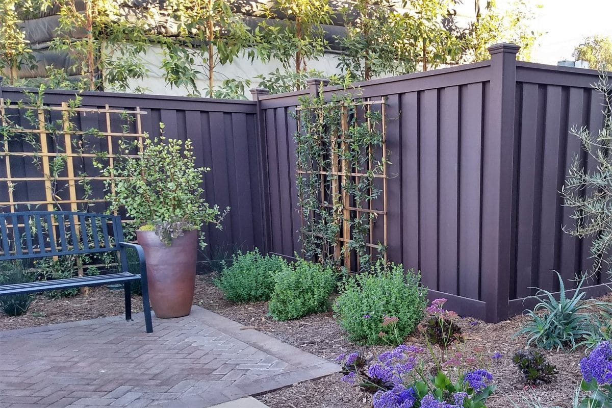 A picture of Trex privacy fencing