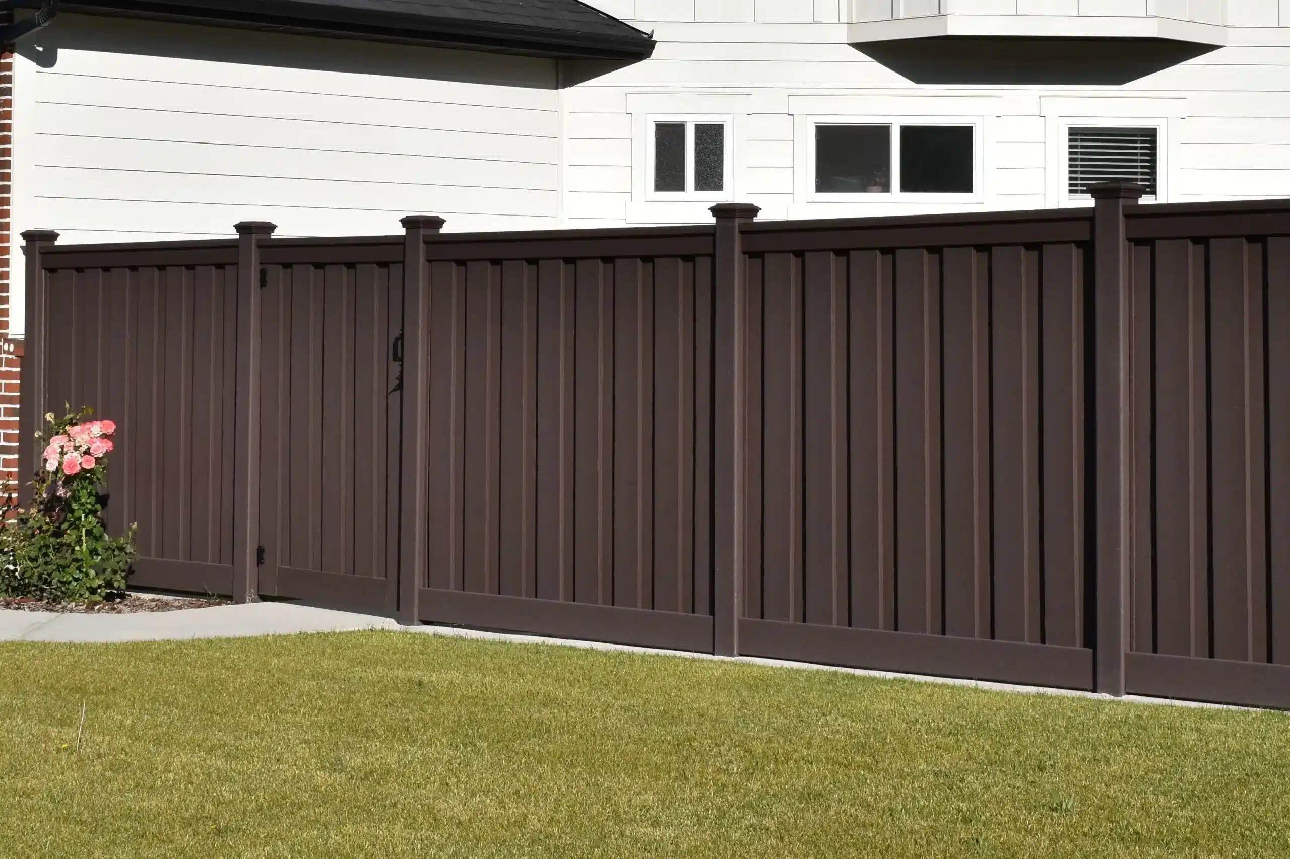 Trex Selcusions fence system in Woodland Brown