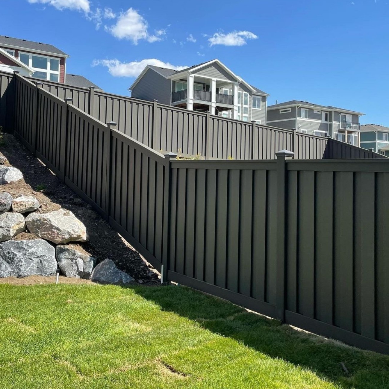 Trex fencing following sloped ground